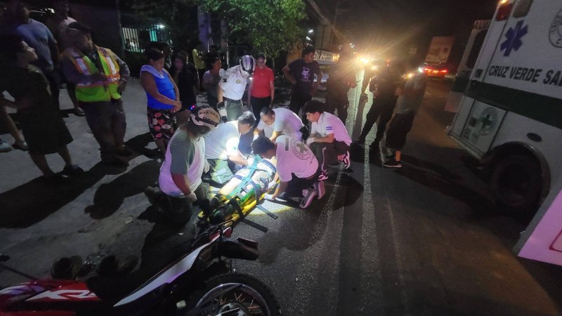 Socorristas dieron primeros auxilios a motociclista y lo llevaron a un hospital. Foto: Cruz Verde Salvadoreña