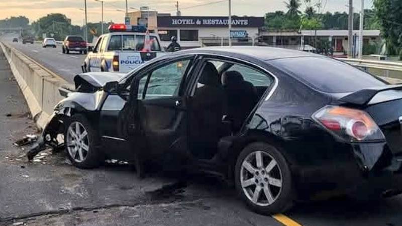 El accidente ocurrió esta mañana sobre la carretera Litoral. Foto / Cortesía Comandos