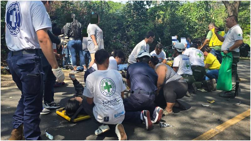 Los socorristas atendieron a dos víctimas con graves heridas. Foto / Cortesía Cruz Blanca