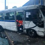 Así que la unidad del transporte de pasajeros tras el impacto. Foto / Francisco Rubio