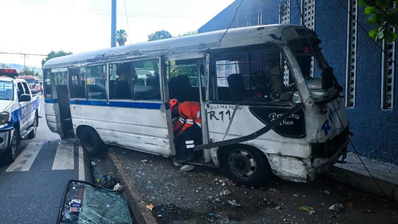 Así que la unidad del transporte de pasajeros tras el impacto. Foto / Francisco Rubio 