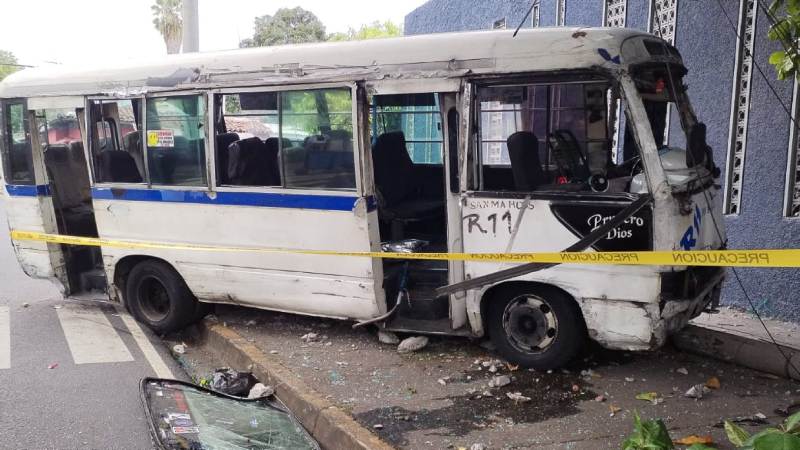 El microbús se salió de la vía hasta impactar con unos arbustos y un poste. Foto / Cortesía Comandos