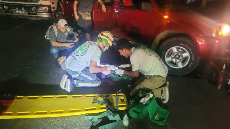 Joven motociclista resulta gravemente lesionado en accidente vial en carretera hacia El Paisnal. Foto / Cortesía Cruz Verde