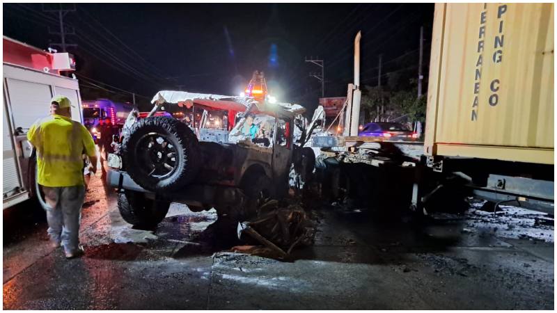 Una camioneta colisionó con el pesado dejando a una persona fallecida y dos lesionadas. Foto / Gerardo Orellana