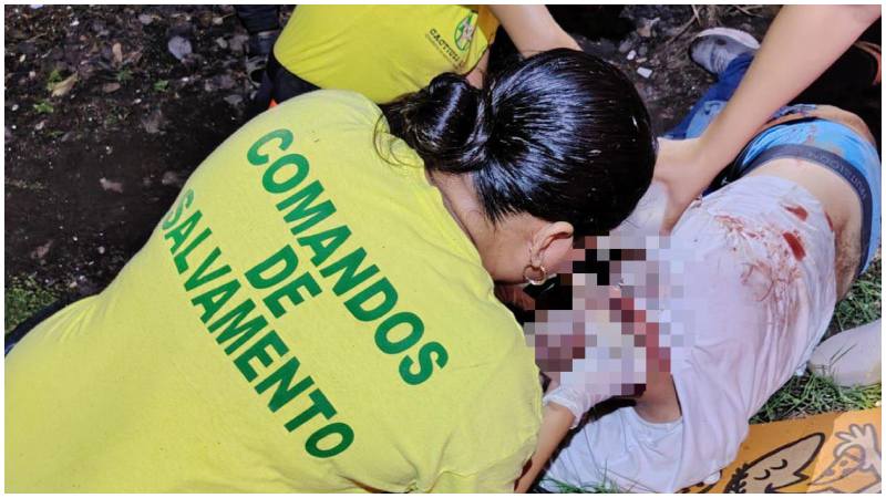 Socorristas atendieron a dos víctimas con múltiples heridas. Foto / Comandos de Salvamento