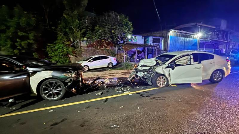 Así quedaron los vehículos que chocaron frontalmente. Foto / Cortesía