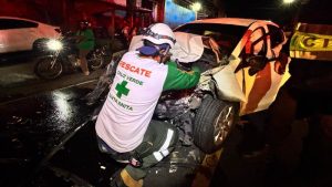 Los socorristas revisaron uno de los carros involucrados. Foto / Cortesía