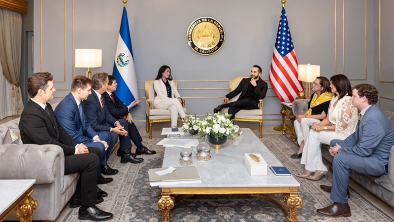 Congresistas del Caucus El Salvador se reunieron con el presidente Nayib Bukele. Foto de @realannapaulina