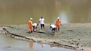 Cruz Roja y Bomberos en las labores de recuperación del cuerpo. Foto: Cruz Roja Quezaltepeque