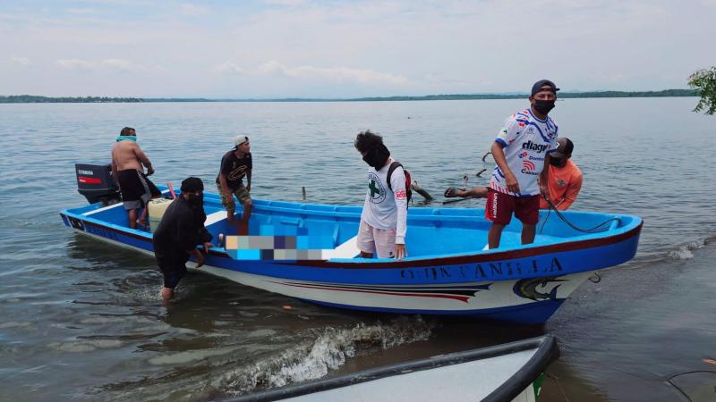 El cuerpo fue recuperado por socorristas de Cruz Verde y entregado en el muelle. / 
