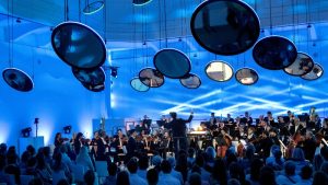 Miembros de la orquesta Sinfónica de Viena interpretan el vals El Danubio Azul escrito por el famoso compositor austríaco Johann Strauss II y dirigido por Petr Popelka durante su ensayo final.