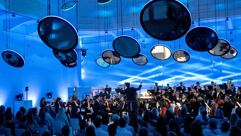 Miembros de la orquesta Sinfónica de Viena interpretan el vals El Danubio Azul escrito por el famoso compositor austríaco Johann Strauss II y dirigido por Petr Popelka durante su ensayo final. / 