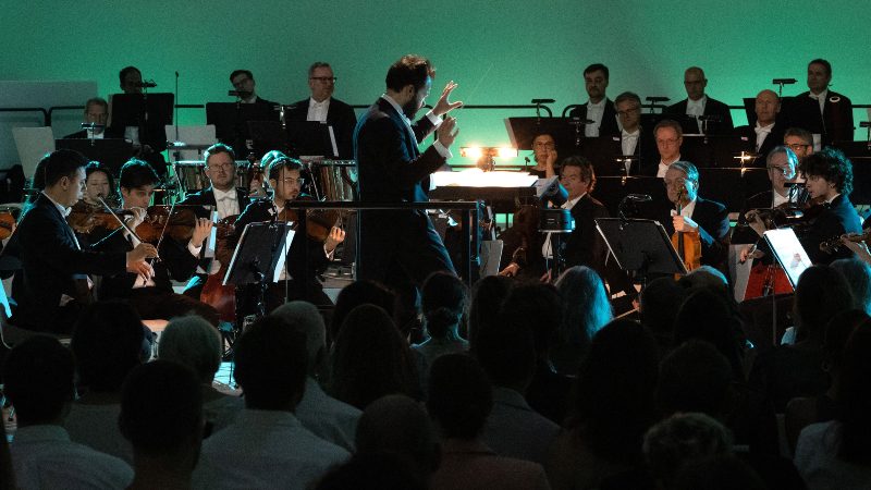 Miembros de la orquesta sinfónica de Viena interpretan el vals El Danubio Azul escrito por el famoso compositor austríaco Johann Strauss II y dirigido por Petr Popelka durante su ensayo final, en el Museo de Artes Aplicadas MAK en Viena, Austria, el 31 de mayo de 2025, antes del concierto de la noche, que será transmitido al espacio profundo hacia la Voyager 1.