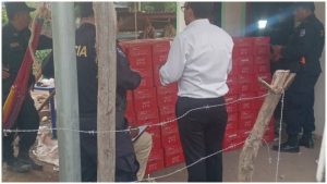 Los ahora detenidos no pudieron justificar la procedencia de las cajas. Foto / Cortesía FGR