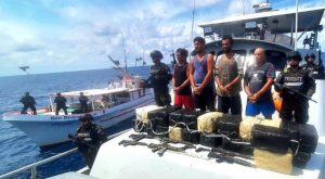 Cuatro costarricenses fueron detenidos en operativo en altamar. Foto: X/@nayibbukele