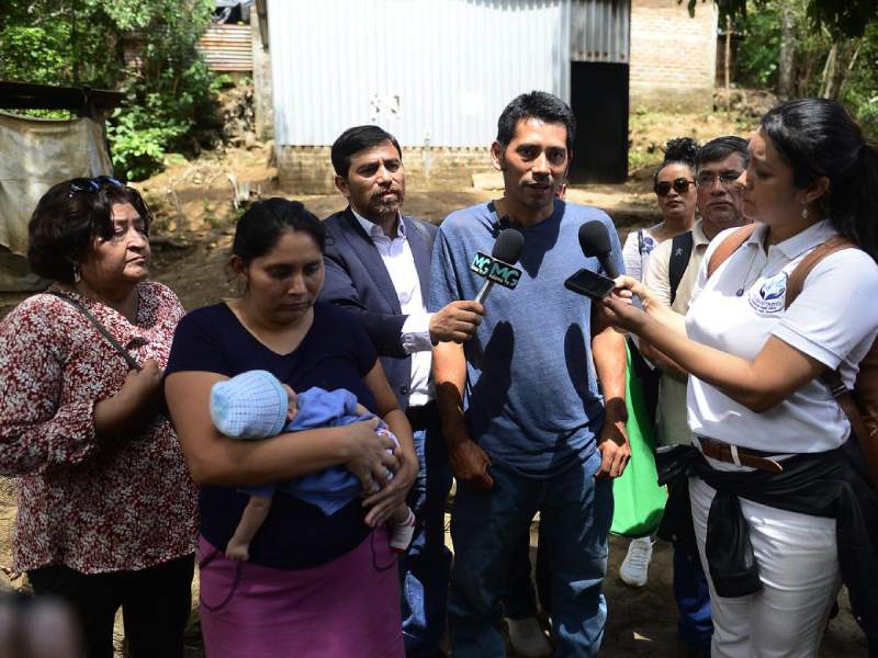 Organizaciones civiles y de derechos humanos se pronuncian sobre las capturas de los líderes de la cooperativa El Bosque realizadas anoche, así como Alejandro Henríquez, del Foro del Agua.
Foto EDH / Jessica Orellana