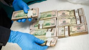 Dinero, carros y registros de las personas con las que traficaron es parte de la evidencia, informó la Fiscalía. Foto: FGR