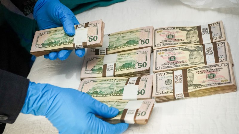 Dinero, carros y registros de las personas con las que traficaron es parte de la evidencia, informó la Fiscalía. Foto: FGR