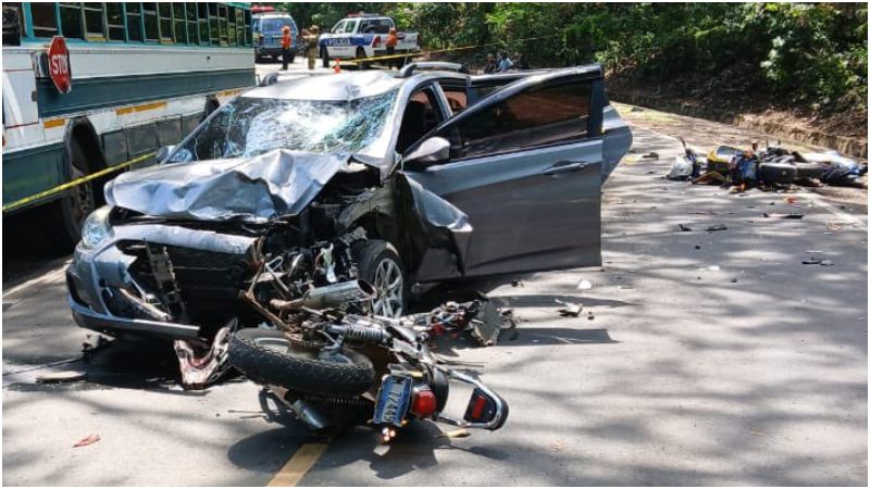 Así quedaron los vehículos involucrados en el accidente ocurrido este domingo por la mañana. Foto / Cortesía PNC