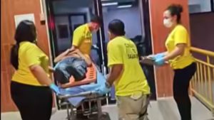 Momento en que la víctima es ingresada al Seguro Social. Foto / Comandos de Salvamento