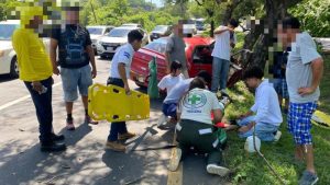 Socorristan dan asistencia a conductor lesionado en la Panamericana. Foto: Cruz Verde Salvadoreña