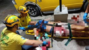 El hombre fue trasladado de emergencia al hospital por la cantidad de sangre que había perdido. Foto EDH / Cortesía Comandos de Salvamento.