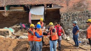 Momento en que una víctima es sacada de entre los escombros. Foto / Cruz Roja