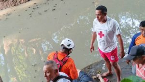 Los socorristas realizaron la recuperación en un terreno de difícil acceso. Foto / Cortesía Cruz Roja