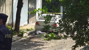 Escena donde murió un hombre en la colonia San Cayetano en Apopa. Foto / Cortesía Canal 57