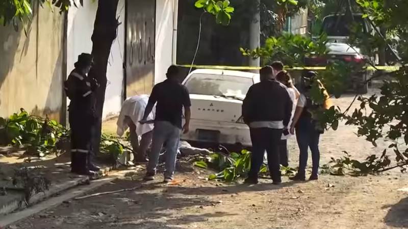 Momento en que personal de Medicina Legal revisa el cadáver. Foto / Cortesía Canal 57