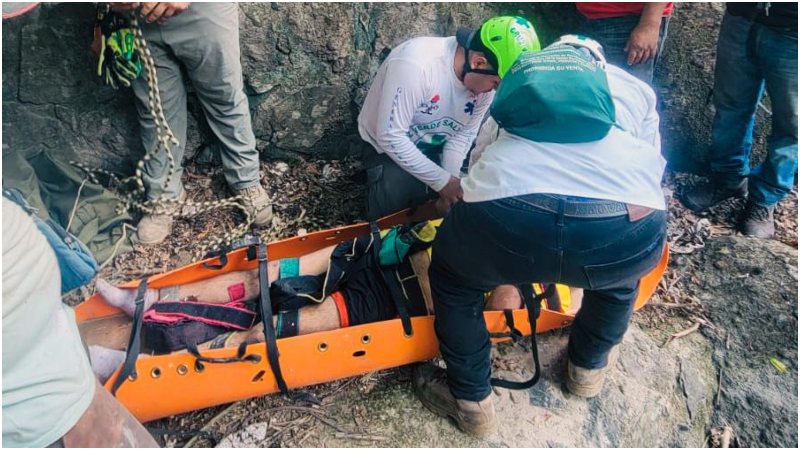 Momento en que la víctima fue estabilizada por los equipos de rescate. Foto / Cortesía Cruz Verde