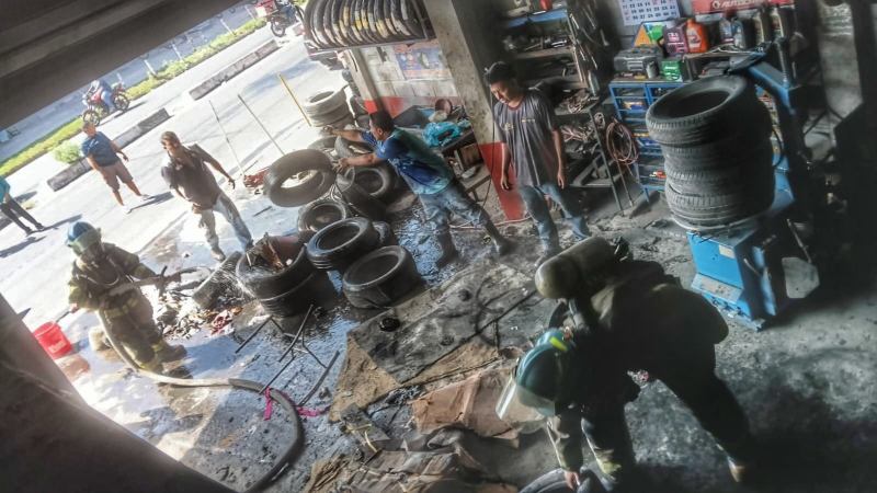 Bomberos lograron controlar el fuego. Foto EDH / Cortesía Bomberos.