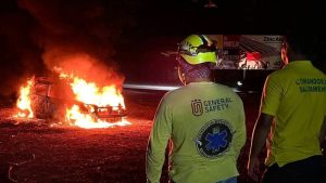 Socorristas llegaron al lugar cuando el fuego había cubierto al vehículo. Foto EDH / Cortesía Comandos de Salvamento.