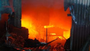 El fuego se podía observar desde afuera y sus colores cálidos iluminaban toda la vivienda de láminas. Foto EDH / Cortesía.