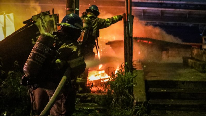 Bomberos durante labores de control del incendio. Foto: CBES