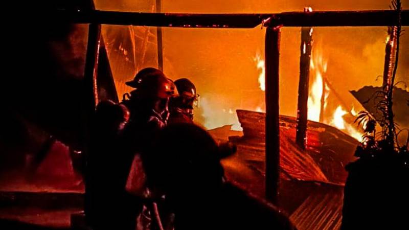El siniestro sucedió este viernes por la madrugada. Foto / Cortesía Bomberos