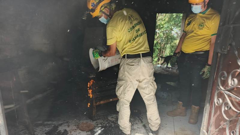 Socorristas ayudaron a sofocar las llamas y a retirar los escombros. Foto / Cortesía Comandos de Salvamento