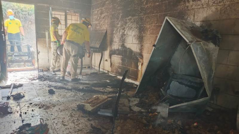 Así quedó la casa tras el siniestro. Foto / Cortesía Comandos de Salvamento