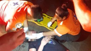 La mujer estaba inconsciente y así fue trasladada de emergencia hacia el hospital. Foto EDH / Cortesía Cruz Azul.