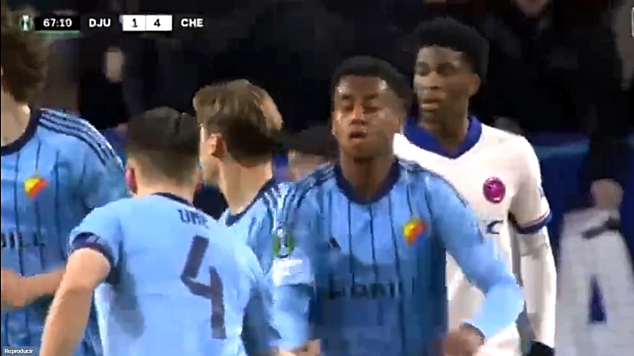 Isak Alemayehu, de celeste a la derecha. Foto: X