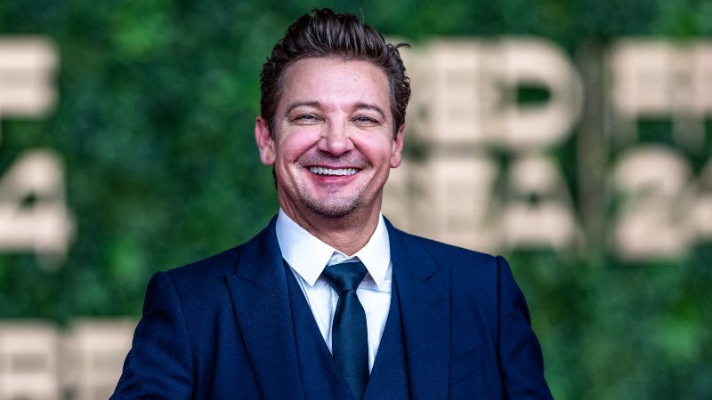 Jeremy Renner sufrió un grave accidente con un quitanieves en Nevada el 1 de enero de 2023 en el que se rompió más de 30 huesos y ha estado sometido a una dura recuperación.
