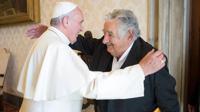 Una foto difundida por la oficina de prensa del Vaticano muestra al ex presidente uruguayo José Mujica (R) siendo recibido el 28 de mayo de 2015 por el Papa Francisco durante una audiencia privada en el apartamento del pontífice en el Vaticano. Foto EDH/ AFP