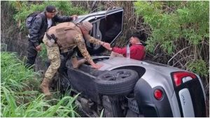 Momento en que el conductor fue auxiliado. Foto / Cortesía