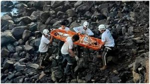 En una camilla fue sacada la joven del acantilado. Foto / Cortesía