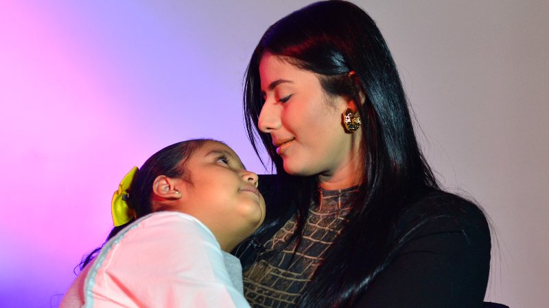 Karla González junto a su hija Camila.