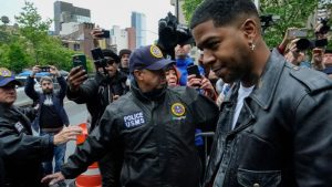El rapero Kid Cudi sale del tribunal federal tras comparecer en el juicio por tráfico sexual de Sean 