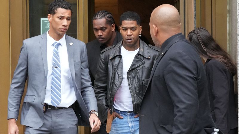 El rapero Kid Cudi (centro) sale del tribunal federal tras comparecer en el juicio por tráfico sexual de Sean "Diddy" Combs en la ciudad de Nueva York el 22 de mayo de 2025.