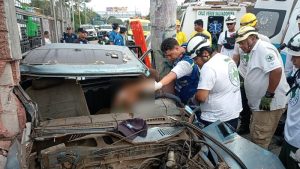 Socorrstas durante las labores de rescate de la víctima. Foto: EDH/Cruz Verde Salvadoreña