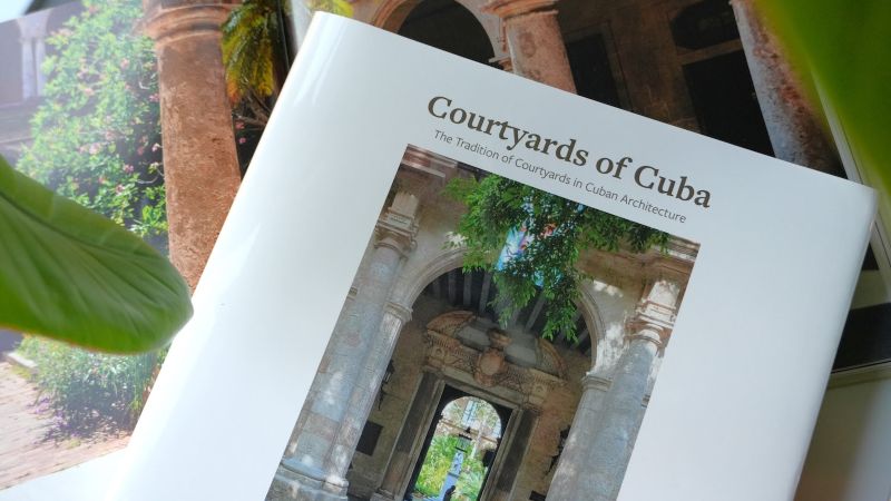 Portada del libro “Courtyards of Cuba: The Tradition of Courtyards in Cuban Architecture”.