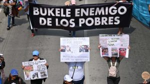 Trabajadores salvadoreños contradicen a Bukele sobre precio de canasta básica